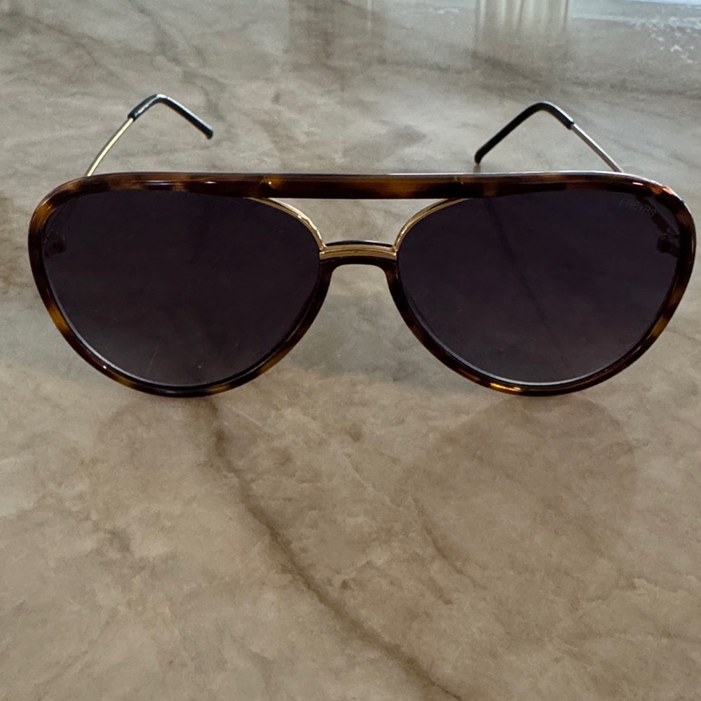 Stylish Tortoise Shell Aviator Sunglasses - image 1